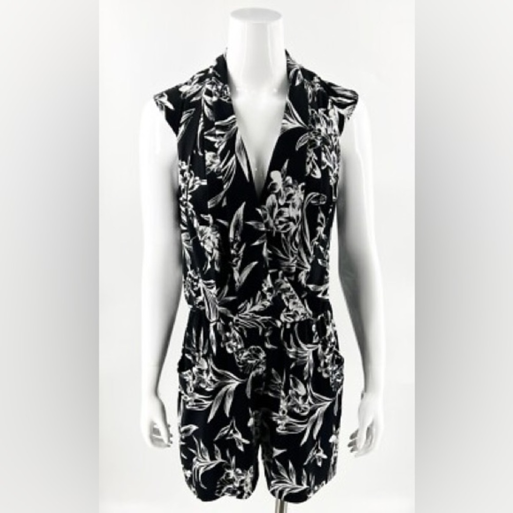 WHITE HOUSE BLACK MARKET Floral Romper Cap Sleeve V-Neck NWOT Size 4